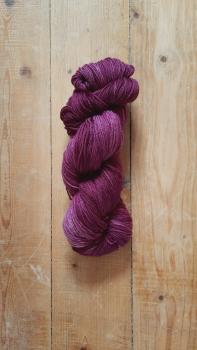 Herzwolle Schwarzkirsche-Fingering-Schurwolle superwash